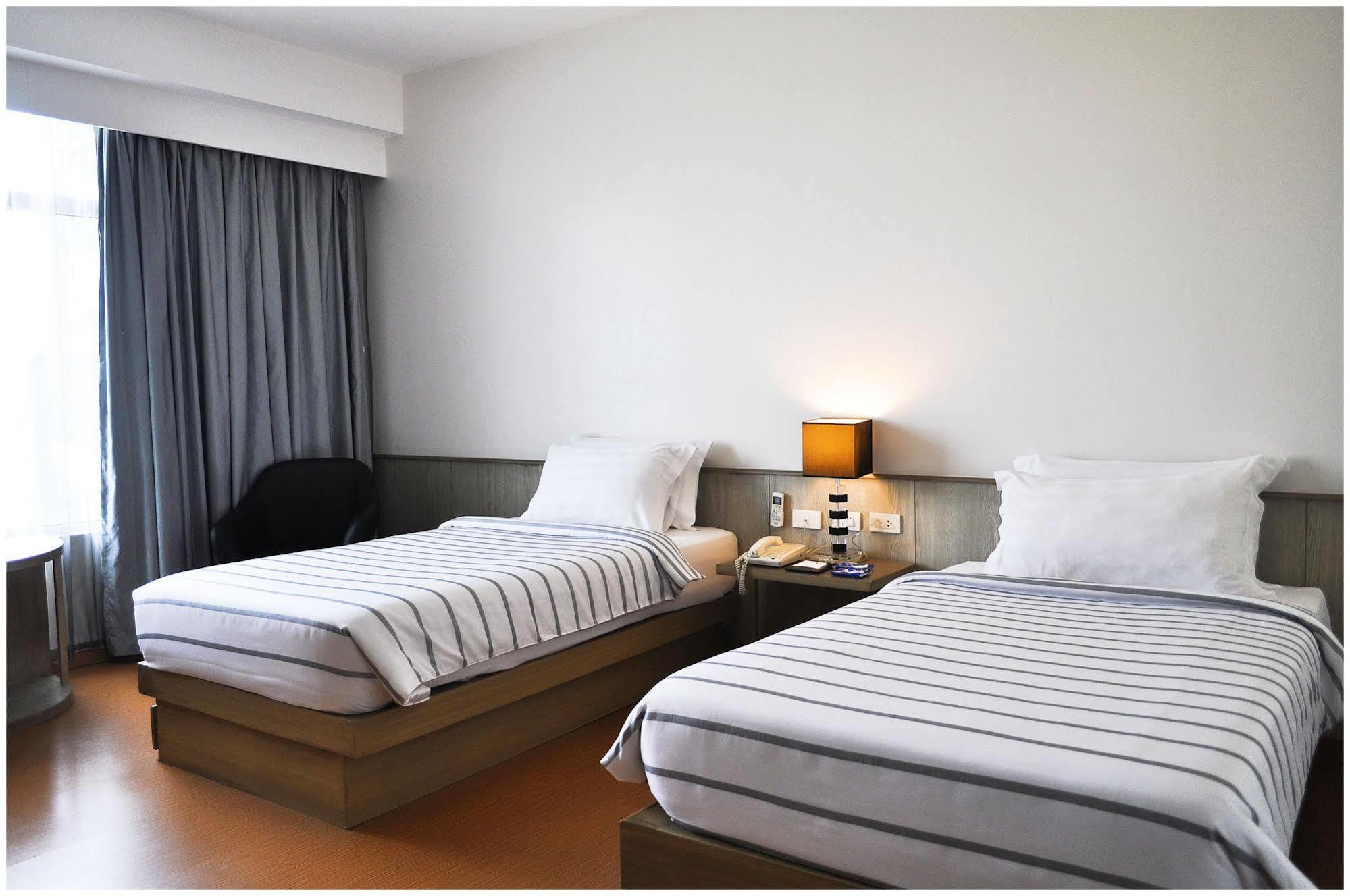 Paseo Premiere Hotel Santa Rosa  Bagian luar foto